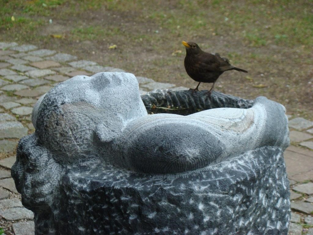 Gartenfigur mit Amsel